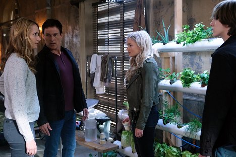 Amy Acker, Stephen Moyer, Natalie Alyn Lind, Percy Hynes White - The Gifted - eXtraction - Photos