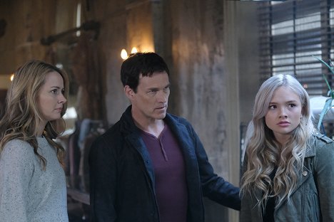 Amy Acker, Stephen Moyer, Natalie Alyn Lind - The Gifted - eXtraction - Film