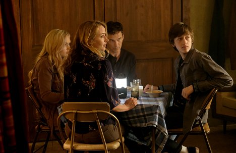 Natalie Alyn Lind, Amy Acker, Stephen Moyer, Percy Hynes White - The Gifted - eXtreme measures - Van film
