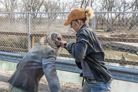 Jenna Elfman - Fear the Walking Dead - Laura - Photos