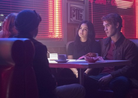 Camila Mendes, K.J. Apa - Riverdale - Kapitola 27: Hory mají oči - Z filmu