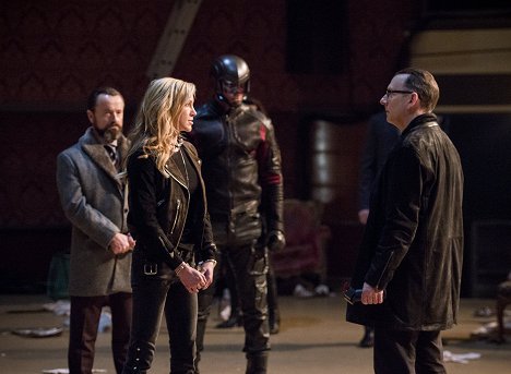 Katie Cassidy, Michael Emerson - Arrow - Der größte Trick, den der Teufel je gebracht hat ... - Filmfotos