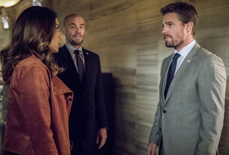 Juliana Harkavy, Paul Blackthorne, Stephen Amell - Arrow - Brothers in Arms - Photos