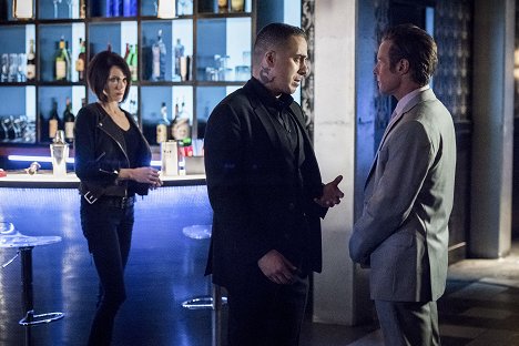 Katie Cassidy, Kirk Acevedo, Ashton Holmes - Arrow - The Dragon - Photos