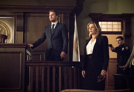 Stephen Amell, Catherine Dent - Arrow - Prozess gegen Oliver - Filmfotos