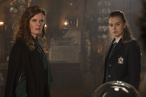 Rebecca Mader, Tiera Skovbye - Once Upon A Time - Es war einmal... - Madame Leota will wieder leben - Filmfotos