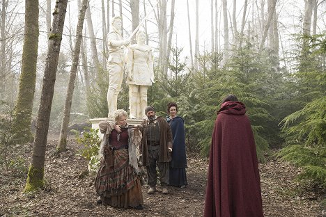 Beverley Elliott, Lee Arenberg, Keegan Connor Tracy - Once Upon a Time - Homecoming - Photos