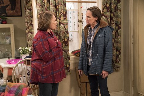 Roseanne Barr, Laurie Metcalf - Roseanne - No Country for Old Women - Photos