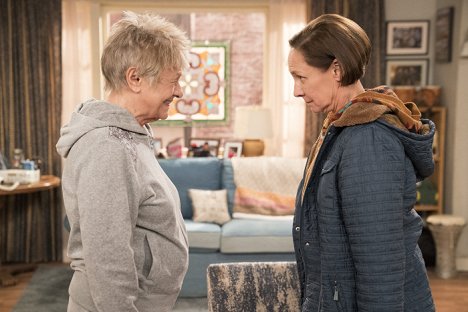 Estelle Parsons, Laurie Metcalf - Roseanne - No Country for Old Women - Filmfotos