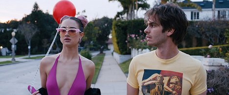 Grace Van Patten, Andrew Garfield - Under the Silver Lake - Van film