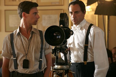 Harry Lloyd, Mark Strong - Mai aproape de lună - Filmfotos