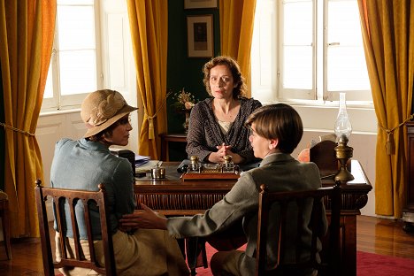 Keeley Hawes, Noni Ioannidou, Milo Parker - The Durrells - Episode 4 - Filmfotos