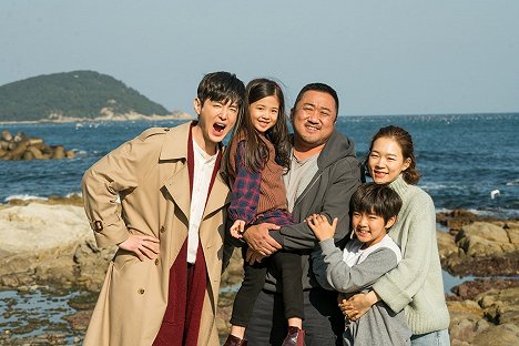Yool Kwon, Ye-rin Ok, Dong-seok Ma, Ye-ri Han - Chaempieon - Z natáčení