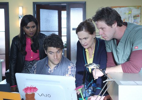 Mindy Kaling, Adam Pally, Beth Grant, Ike Barinholtz - The Mindy Project - How to Lose a Mom in Ten Days - Z filmu