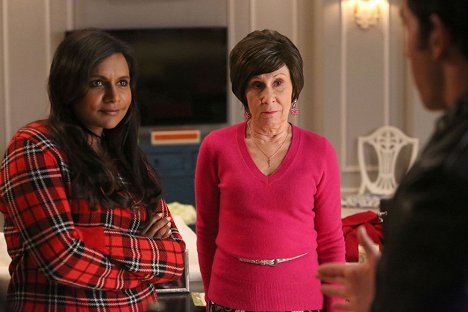 Mindy Kaling, Rhea Perlman - The Mindy Project - How to Lose a Mom in Ten Days - Z filmu