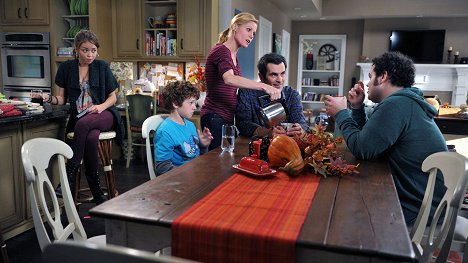 Sarah Hyland, Nolan Gould, Julie Bowen, Ty Burrell, Josh Gad - Modern Family - Lancer de citrouille - Film