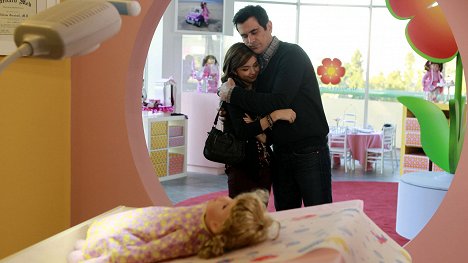 Sarah Hyland, Ty Burrell - Modern Family - Virgin Territory - Photos