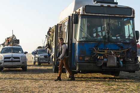 Kevin Zegers - Fear the Walking Dead - Just in Case - Photos