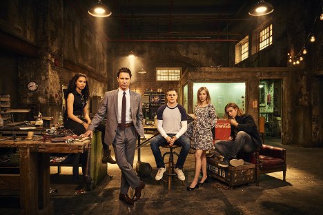 Nesta Cooper, Eric McCormack, Jared Abrahamson, MacKenzie Porter, Reilly Dolman - Travelers - Promoción