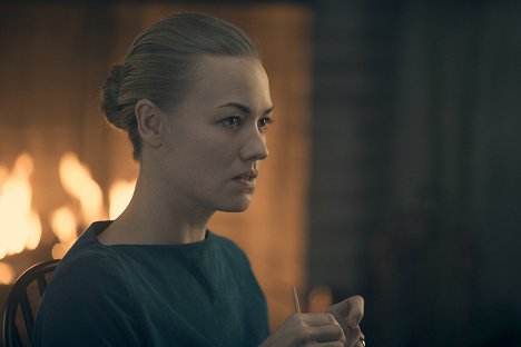 Yvonne Strahovski - The Handmaid's Tale - First Blood - Photos