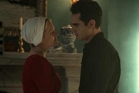 Elisabeth Moss, Max Minghella - A szolgálólány meséje - Kiserken a vér - Filmfotók