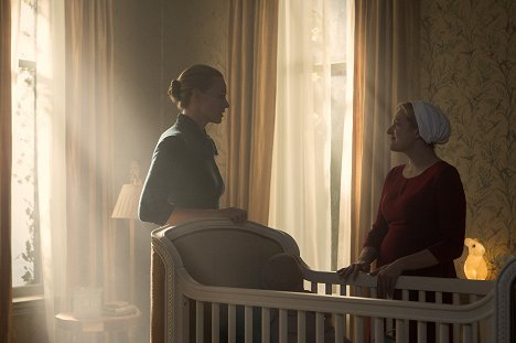 Yvonne Strahovski, Elisabeth Moss - The Handmaid's Tale - First Blood - Photos