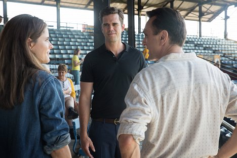 Amanda Peet, Jeffrey Waldron, Hank Azaria - Brockmire - Winning Streak - Filmfotos