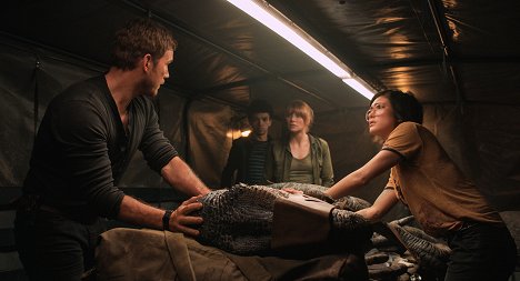 Chris Pratt, Justice Smith, Bryce Dallas Howard, Daniella Pineda - Jurassic World: Bukott birodalom - Filmfotók