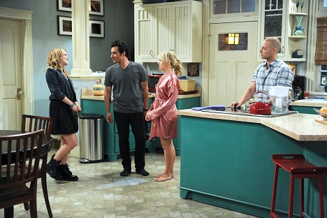 Taylor Spreitler, Hal Ozsan, Melissa Joan Hart, Joey Lawrence - Melissa & Joey - Boy Toys 'R' Us - Photos