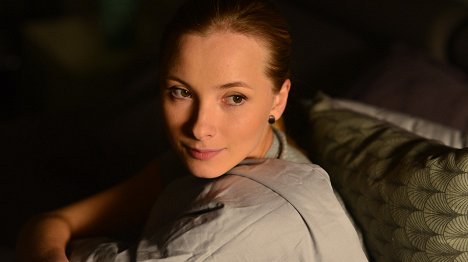 Valeriya Gulyaeva - Pomoščnica - Van de set