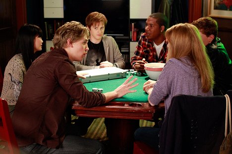 Taylor Tan, Austin Butler, Lucas Grabeel - Switched at Birth - Hunde beim Poker - Filmfotos