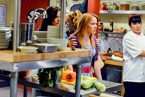 Constance Marie, Lea Thompson, Katie Leclerc - Switched at Birth - Street Noises Invade the House - Photos
