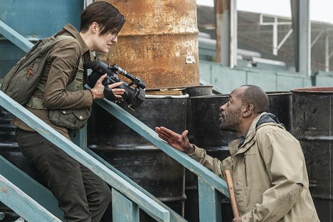 Maggie Grace, Lennie James - Fear the Walking Dead - The Wrong Side of Where You Are Now - Photos