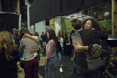 Cierra Ramirez, Sherri Saum - The Fosters - Where the Heart Is - Van de set