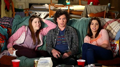 Eden Sher, Charlie McDermott, Gia Mantegna - The Middle - Operation Infiltration - Photos