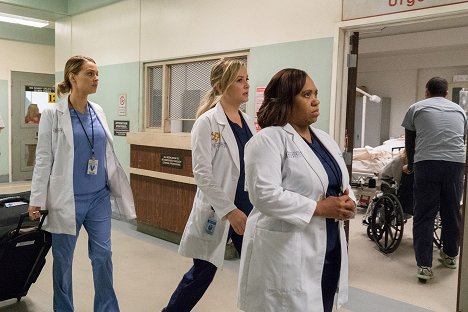 Camilla Luddington, Jessica Capshaw, Chandra Wilson - Grey's Anatomy - You Can Look (But You'd Better Not Touch) - Photos