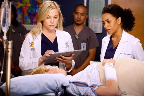 Jessica Capshaw, Kelly McCreary - Grey's Anatomy - Jukebox Hero - Photos