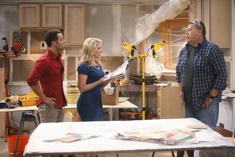 Joey Lawrence, Melissa Joan Hart, Joel McKinnon Miller - Melissa & Joey - If You Can't Stand the Heat - Photos