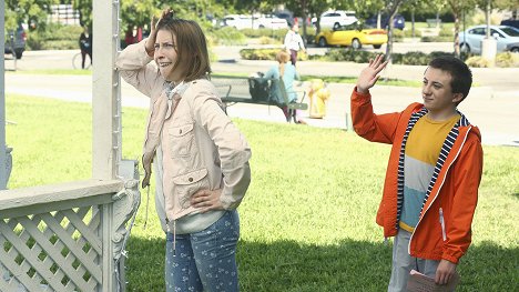 Eden Sher, Atticus Shaffer - The Middle - Land of the Lost - Photos