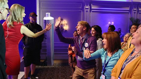 Cheryl Hines, Jack McBrayer, Patricia Heaton - The Middle - The Convention - Photos