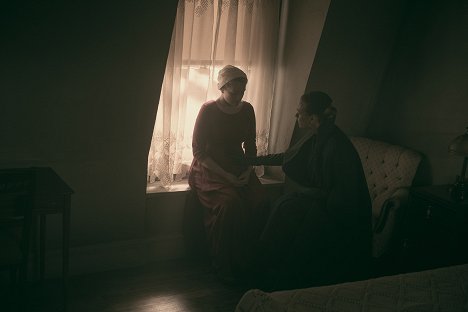 Elisabeth Moss, Yvonne Strahovski - The Handmaid's Tale - Kluge Gewalten - Filmfotos