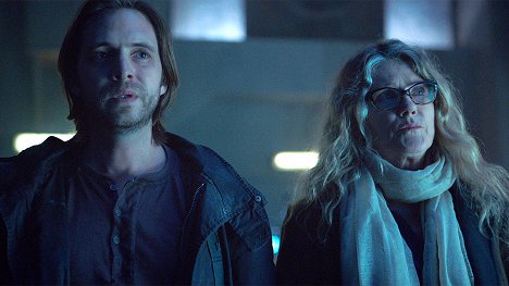 Aaron Stanford, Barbara Sukowa - 12 Monkeys - L'Ouroboros - Film