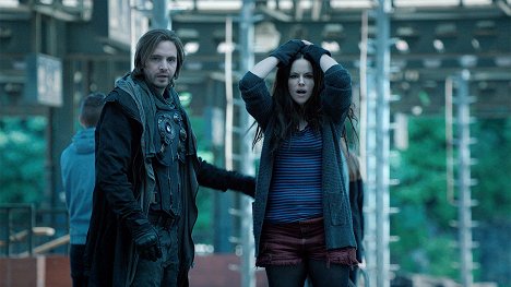 Aaron Stanford, Emily Hampshire - 12 Monkeys - L'Enigme - Film