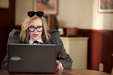 Catherine O'Hara - Schitt's Creek - Rooms by the Hour - Filmfotos