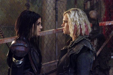 Marie Avgeropoulos, Eliza Taylor - The 100 - Exit Wounds - Photos