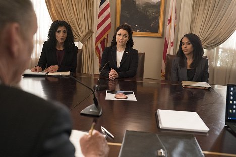 Bellamy Young, Kerry Washington - Scandal - Standing in the Sun - Photos