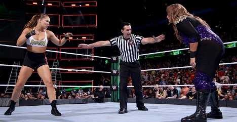 Ronda Rousey, Savelina Fanene - WWE Money in the Bank - Filmfotos