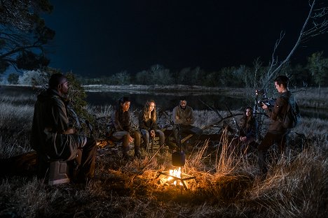 Danay Garcia, Alycia Debnam-Carey, Colman Domingo, Alexa Nisenson, Maggie Grace - Živí mrtví: Počátek konce - No One's Gone - Z filmu