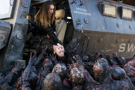 Alycia Debnam-Carey, Maggie Grace - Fear the Walking Dead - No One's Gone - De la película