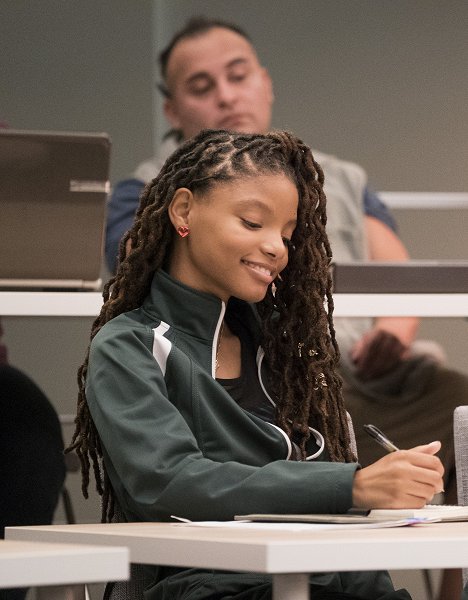 Halle Bailey - Grown-ish - Late Registration - Van film